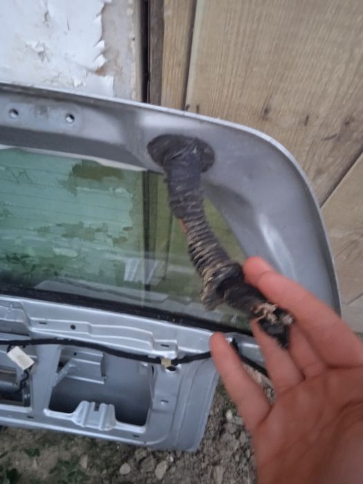 Vând ușă spate cu lunetă pentru vw golf 4 preț 300 lei negociabil