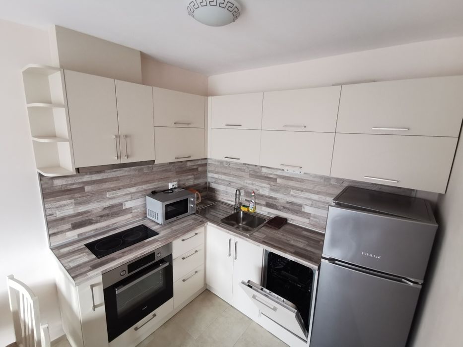 Дава се под наем Двустаен апартамент в Варна, Цветен квартал - 60 кв.м за 459 € - Снимка #2