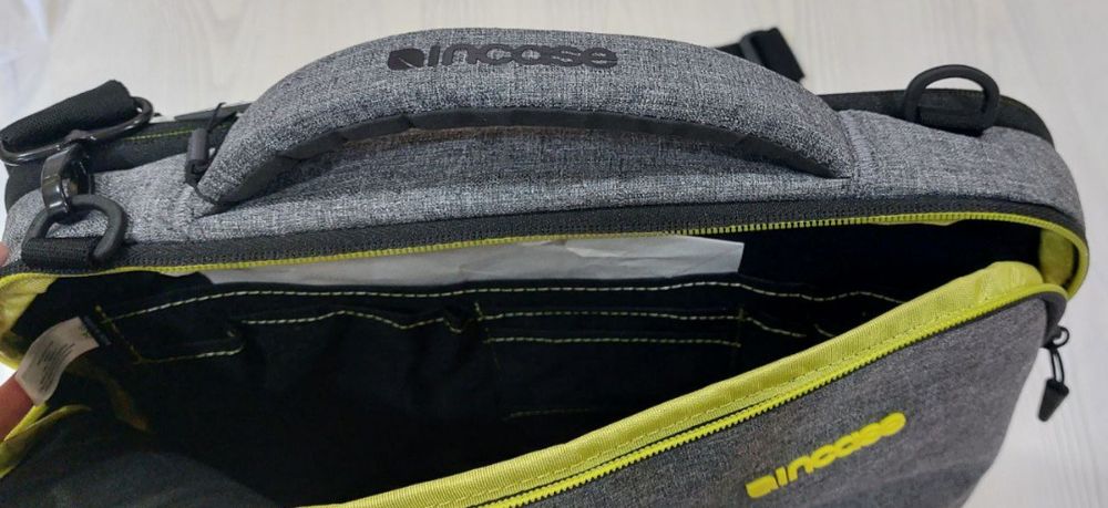 Сумка для ноутбука Apple.