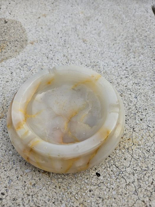 Кристален масивен пепелник, мраморен пепелник и запалка.