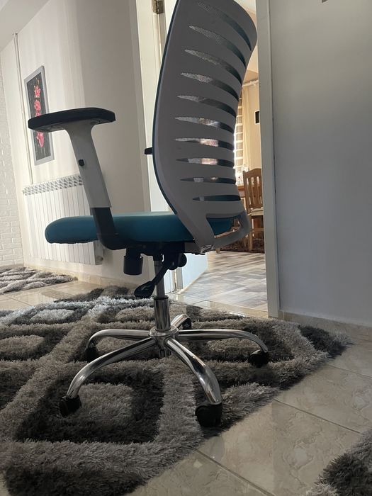 Ефектен и удобен въртящ се офис стол