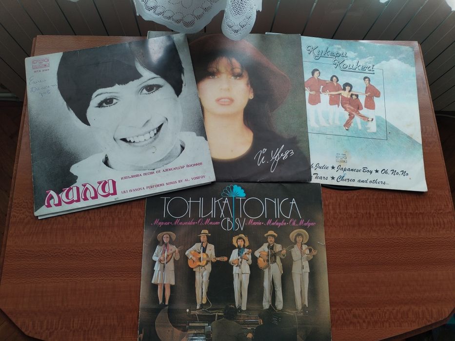 Запазен грамофон Филипс и плочи