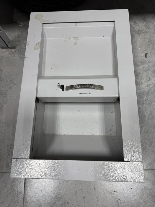 Срочно продам шкаф для документов , кассу