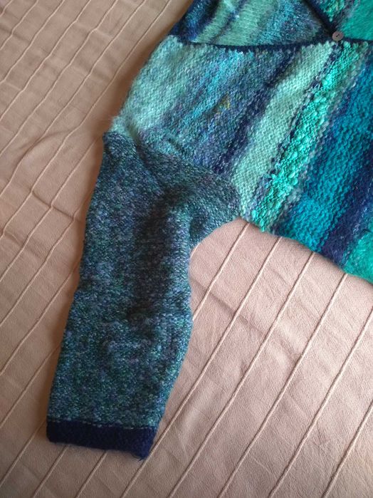 Ръчно плетени, бутикови,единичен екземпляр жилетка/зелено-синя
