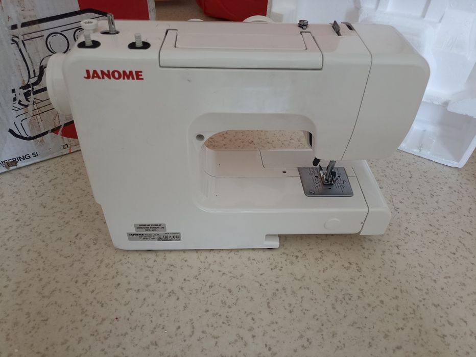 Швейная машина janome