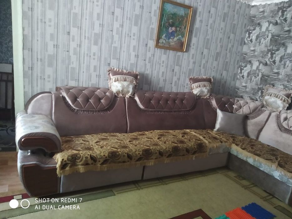 Угловой диван в хорошем состоянии