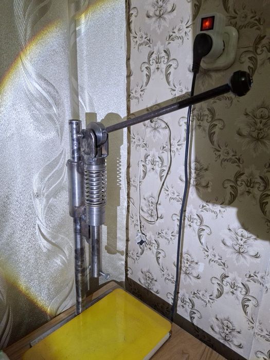 Продается станок для прокалывания отверстий для ручного шва на коже