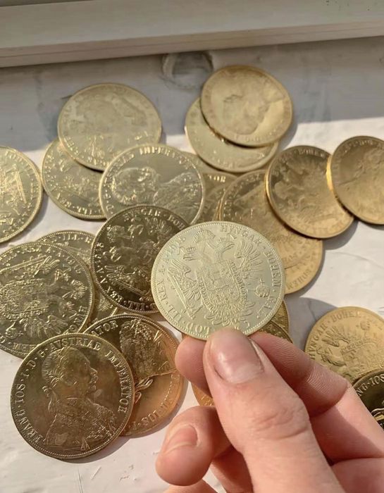 Monede la oferta placate cu aur de 24k moneda imita 1/1 cea originală se vinde la ofertă vă putem face și coler și cercei din monede și brățări trimit