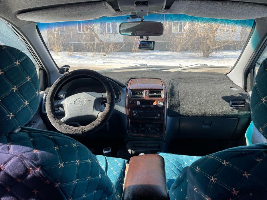 Машина tayota picnic