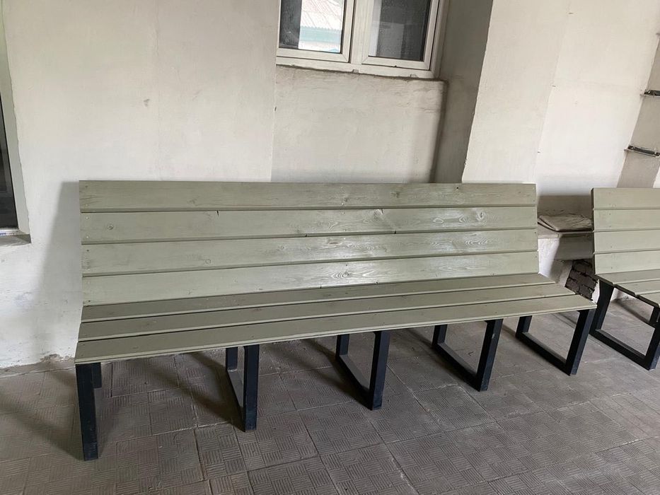 стол, две лавочки , белые