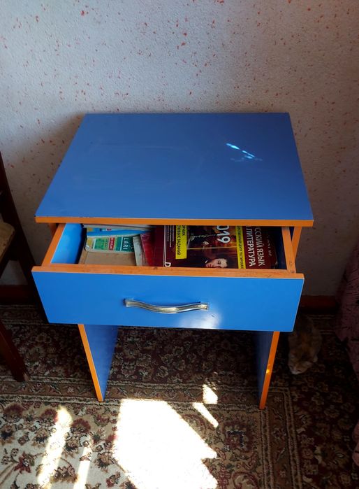 Продам столик, ламинат.
