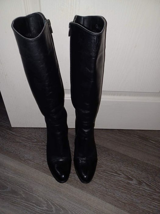 Дамски черни ботуши на ток естествена кола