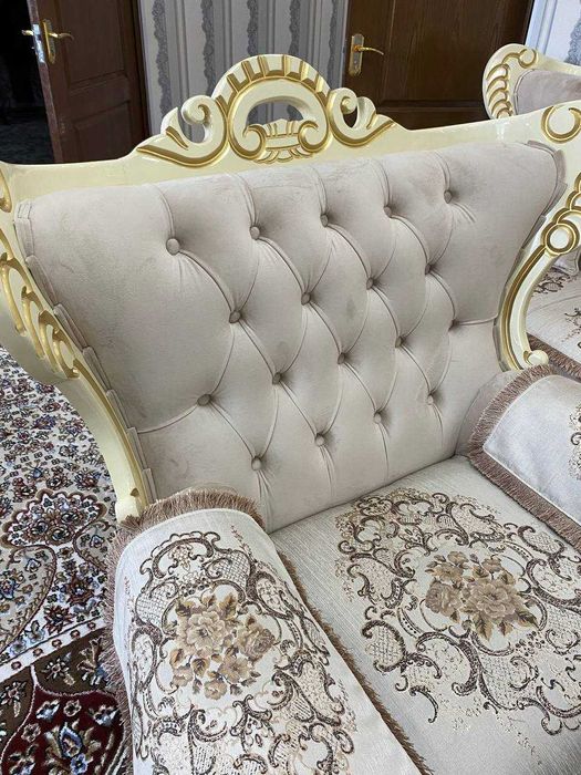 Мягкая мебель, комплект со столом. Почти новая! продаю не торопясь.