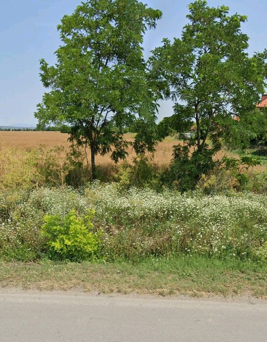 Продавам парцел точно до града и два пътя с лесен достъп.