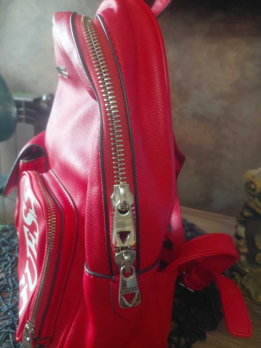 Червена раница Guess