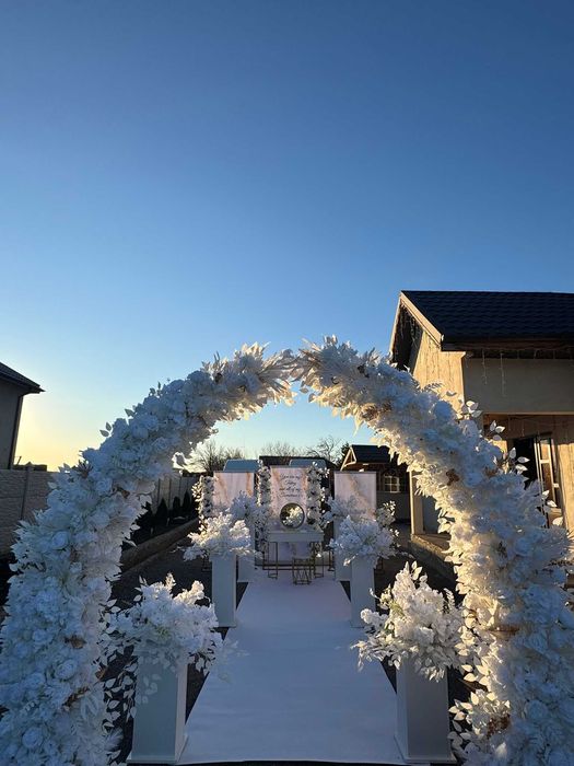 Inchiriere cort evenimente, aranjamente pentru gatitul miresei