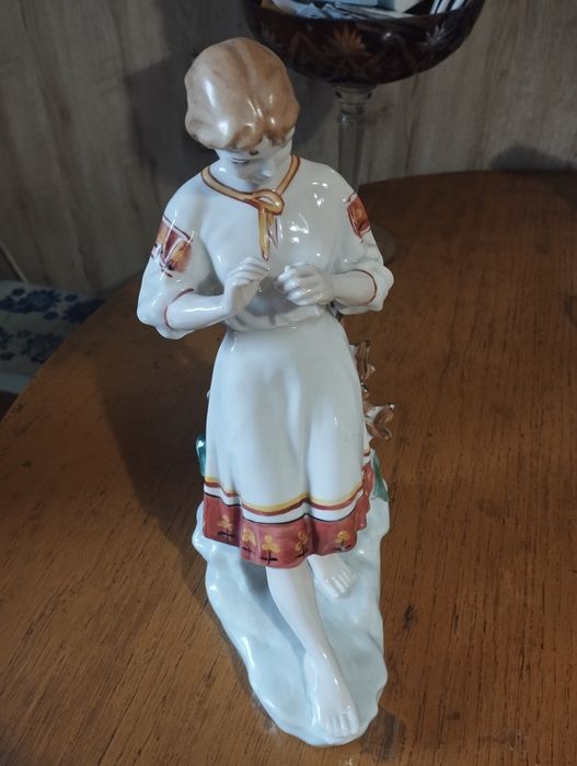 Статуэтка Девушка с ромашкой.Гадание