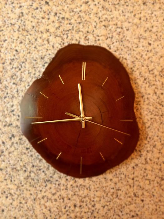 Стенен часовник от масивно дърво, ръчна изработка