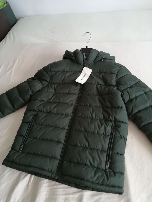 Geacă LC Waikiki W41066Z8 de iarnă matlasată, cu căptușeală și glugă, verde, nouă cu etichetă
