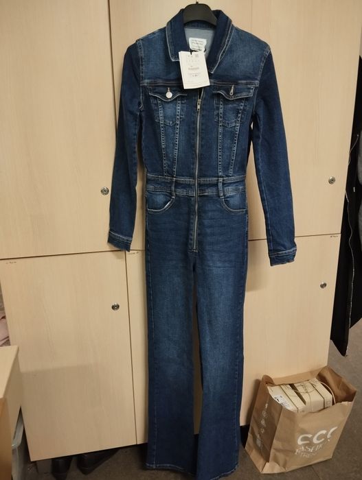 Vând salopetă de blugi, de la Pull&Bear 150 lei