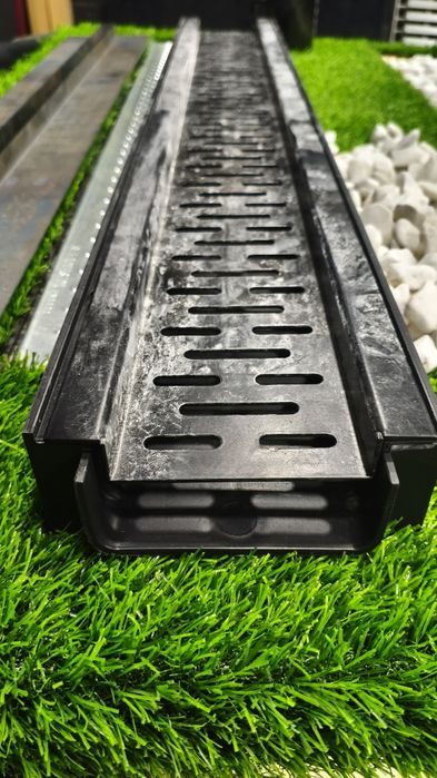 Брусчатка ва газон орасига бардюр орнига дренаж латок+копког