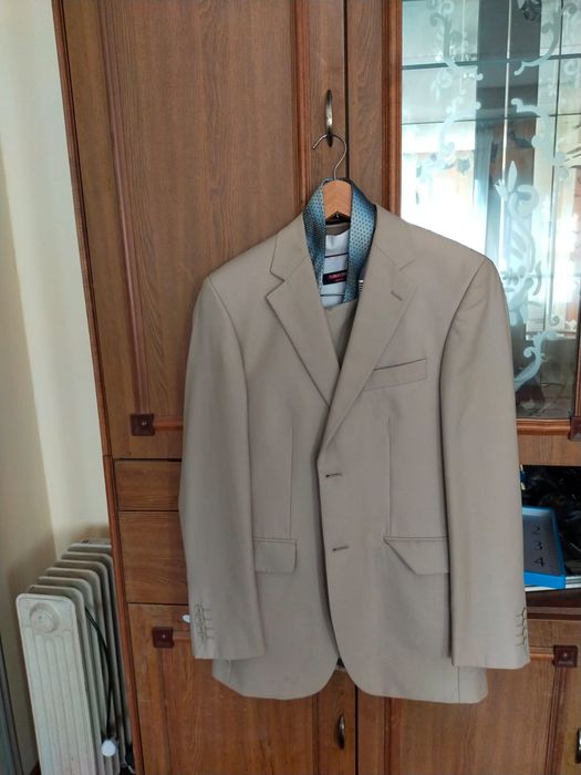 Продам костюм с белой рубашкой