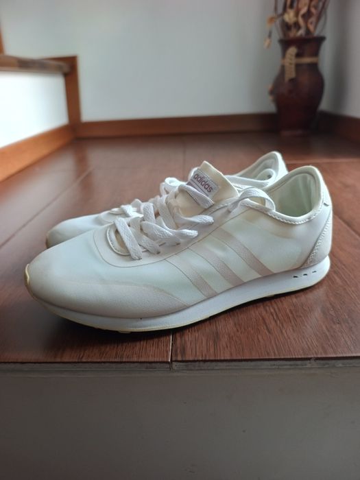 Adidași foarte puțin folositi