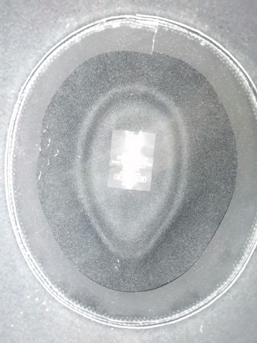 Vând pălării noi DĂDÂRLAT