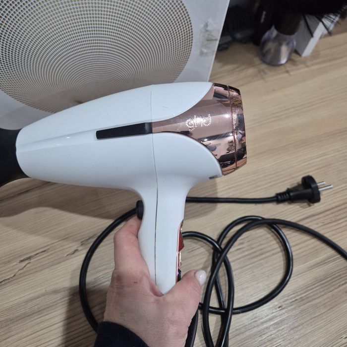 Продавам професионален сешоар ghd