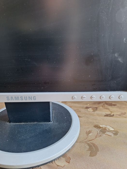 Продам монитор компьютера и клавиатуру.