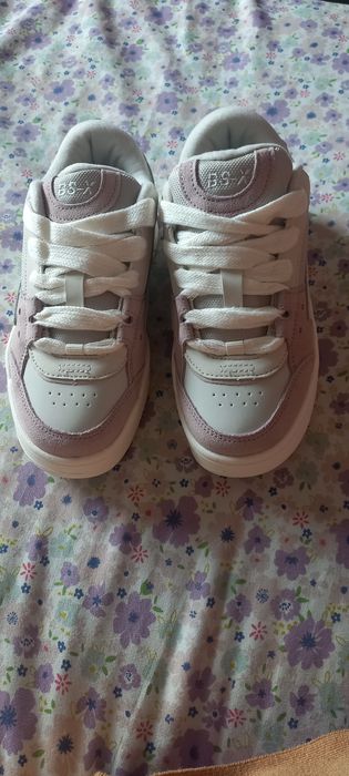 Vând adidași din piele