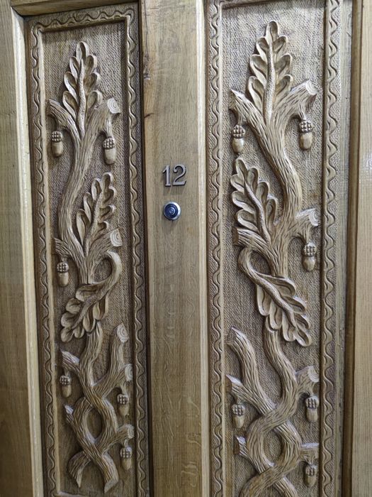 Ușă lemn de stejar sculptată