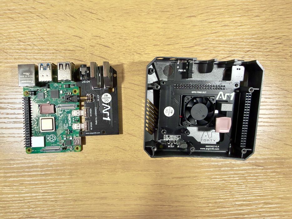 Raspberry Pi Model B/8GB + Argon ONE M.2 (SATA) + 16GB MicroSD