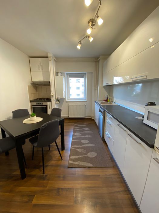 Apartament 3 camere pentru închiriat în zona centrală