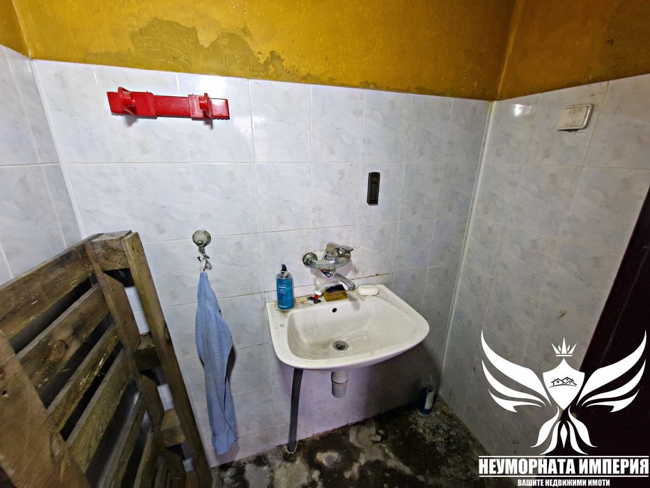 Отдаваме под наем помещение склад цех хале магазин с площ от 230кв.м. със 100кв.м. навес в Асеновград индустриална зона