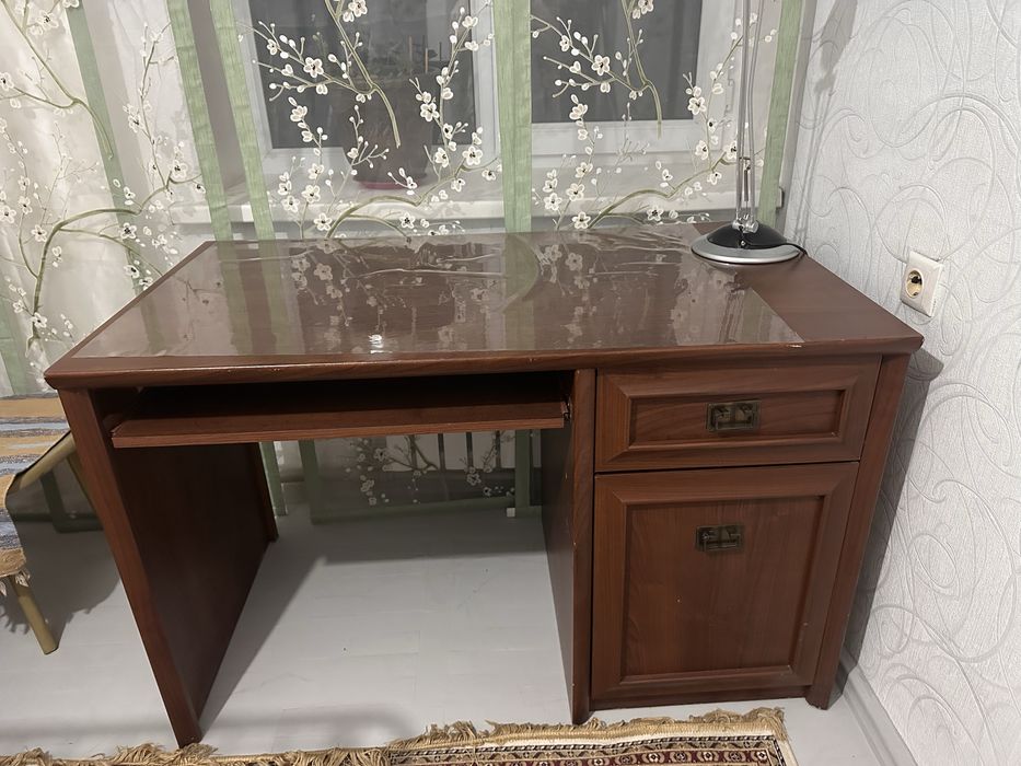 Стол письменный в хорошем состоянии