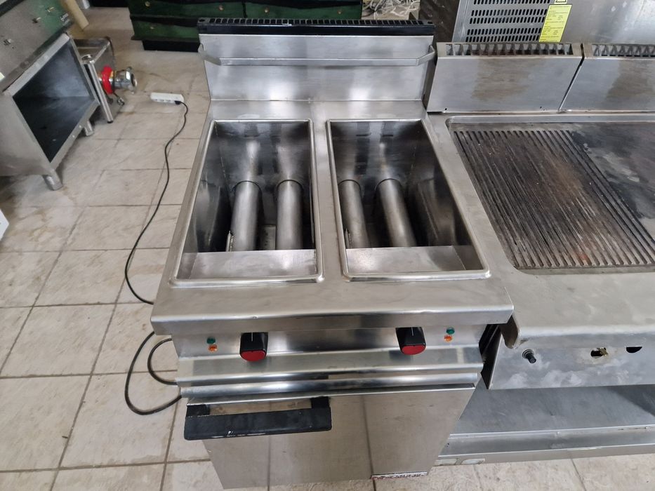 Friteuza 1 sau 2 cuve inox, la 380v, cu banc și robinet de golire