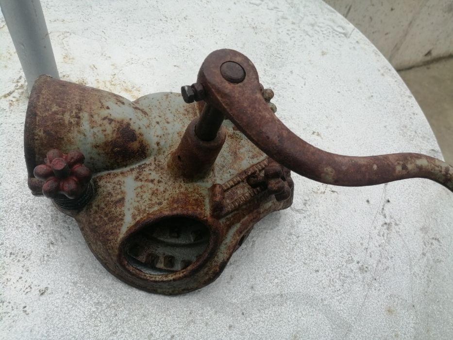 Стара машинка за ронене на царевица. Перфектно работеща. Цена 30 лева