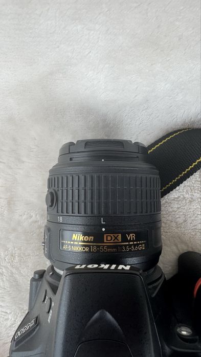 Nikon D5500 + 2 obiective (18-55 VR + 55-200 VR) + 2 baterii + încărcător + geantă/sacoșă + card 32GB