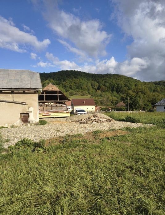 Casa la tara cu 7700 mp si Izvor