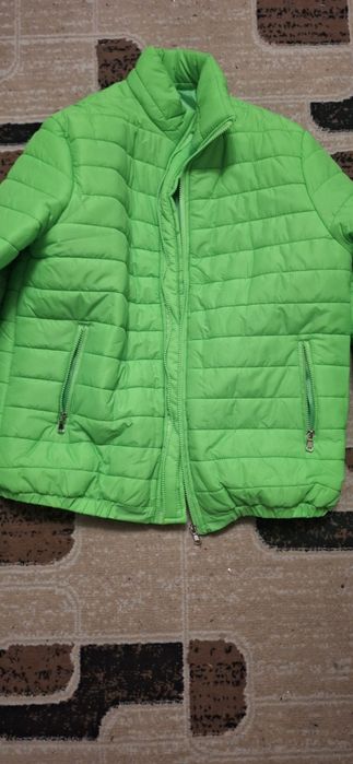 Продам куртку кислотность цвета