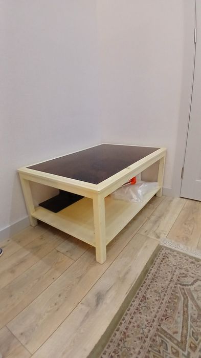 Журнальный столик сотилади