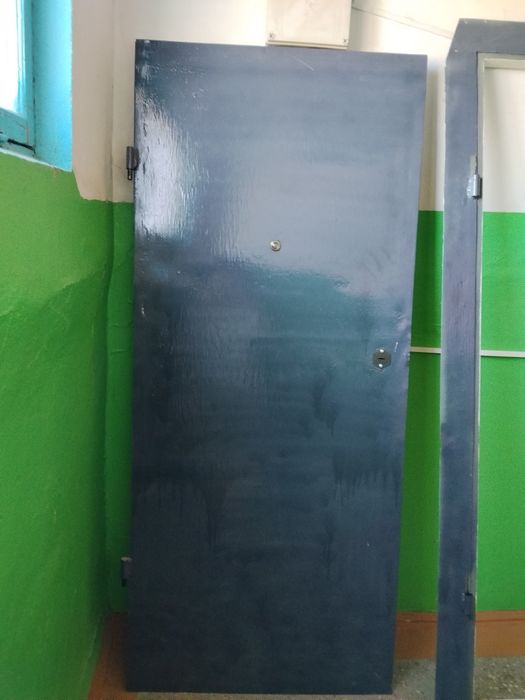 Дверь металлическая входная б/у