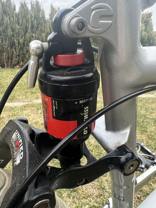 Bicicleta full-suspension Cannondale