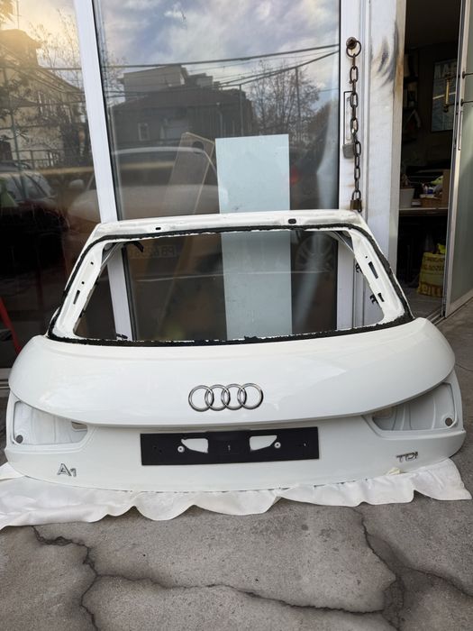 Audi A1 Ауди А1 оригинална задна врата + спойлер