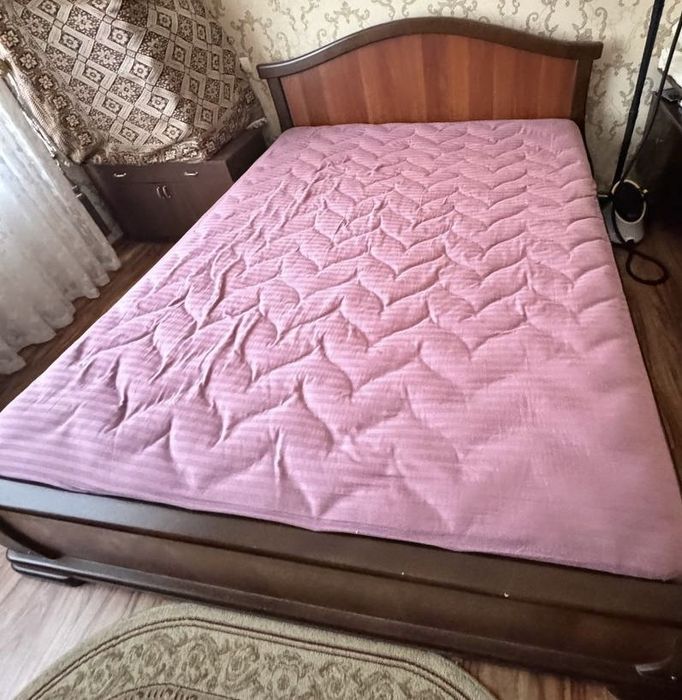 Продается кроватьс матрасом двухспальная
