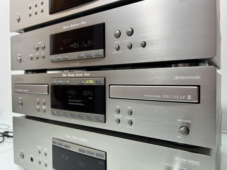 Linie Akai: Amplificator Audio-Video AM-4000, Dublu deck AKAI DX-3000W, Tuner AKAI AT-3000RDS, CD-Player AKAI CD-3000C cu 7 CD-uri