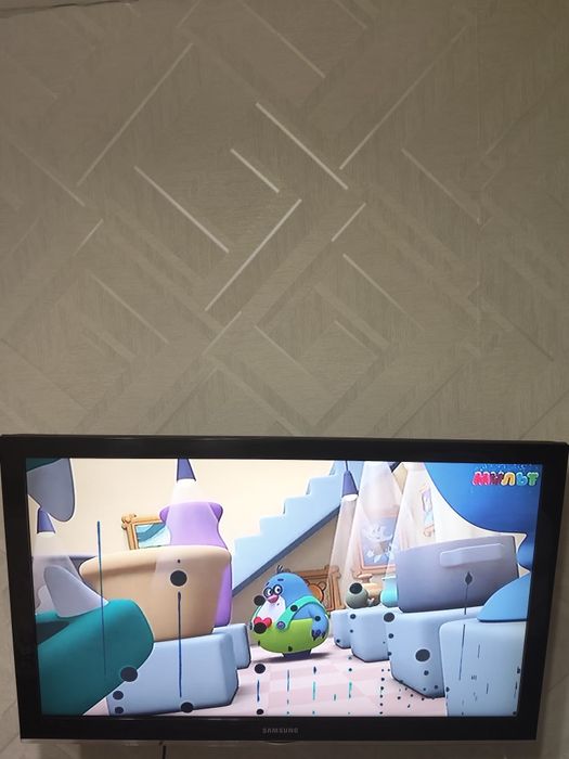 Телевизор Samsung с пультом оригинал.