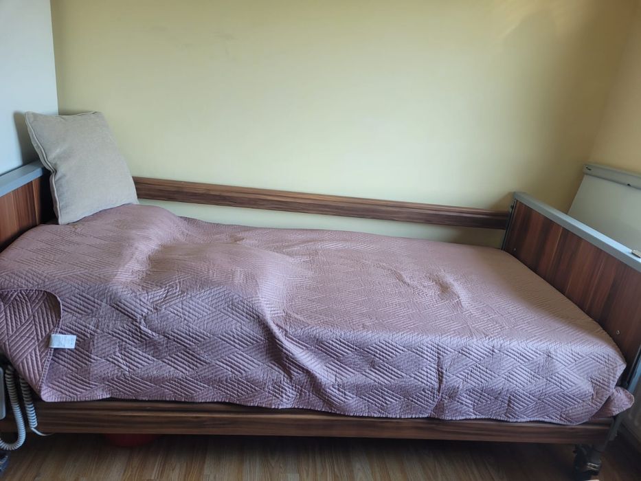 Електрическо регулируемо болнично легло