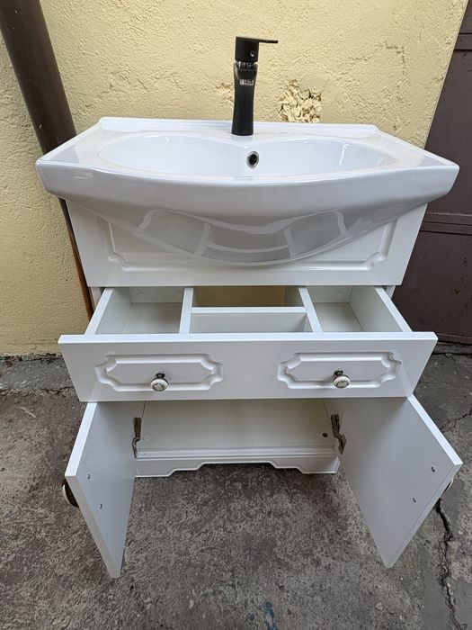 Set baza mobilier baie Malaga 60 cm cu lavoar ceramic, Alb si baterie neagra Ferro